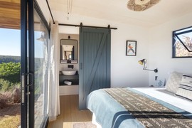 Hopewell Luxury Cabin Bedroom With En Suite Bathroom 56
